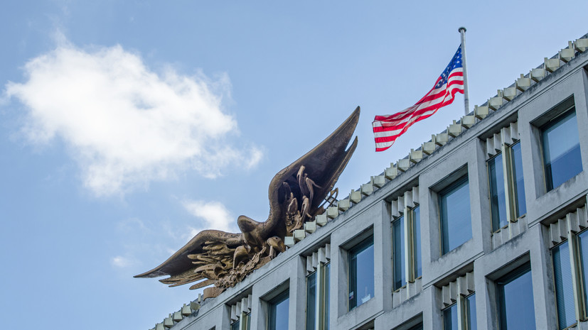 WFB: Госдеп запретил вывешивать флаги ЛГБТ и BLM на посольствах США