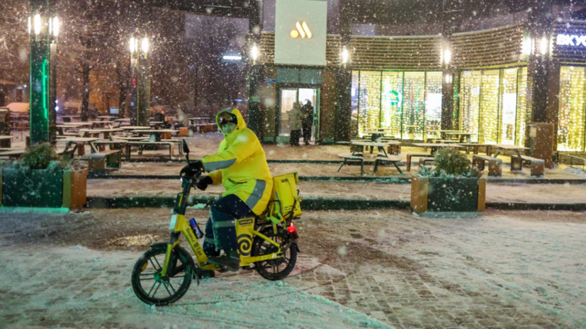 В Петербурге предложили создать «тротуарную» инфраструктуру из-за ситуации с курьерами