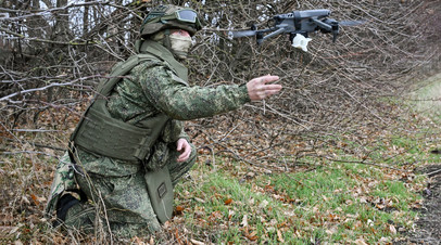 Российский военный запускает дрон