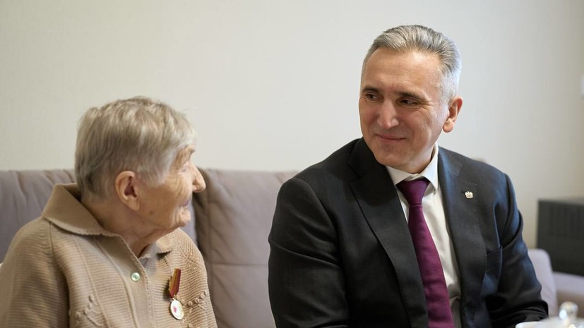 Губернатор Моор вручил ветерану Мышкиной медаль к 80-летию Победы