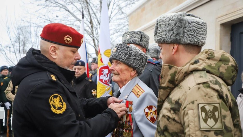 Замдиректора Росгвардии вручил орден Александра Невского 99-летнему ветерану Владимиру Слепову