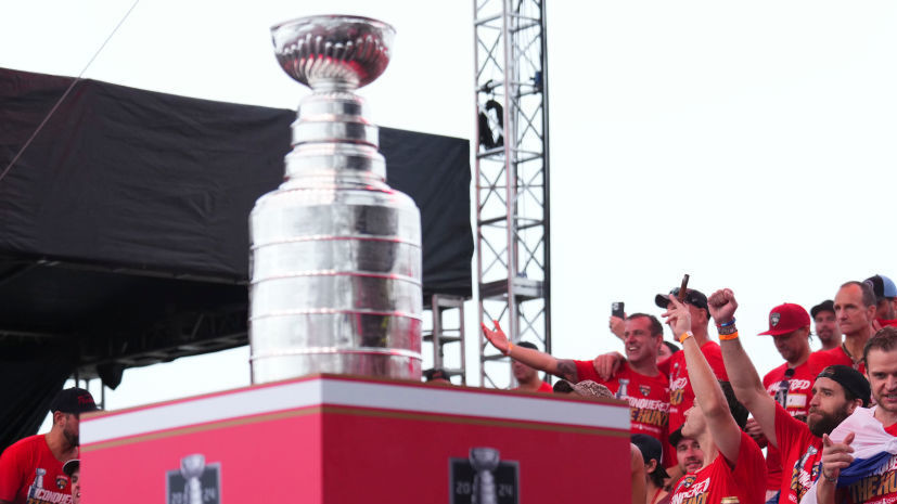 Трамп в шутку попросил хоккеистов «Флориды» отдать ему Кубок Стэнли