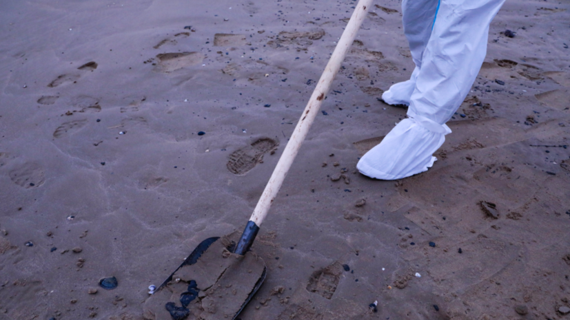 В Анапе зафиксировали повторные выбросы мазута на побережье