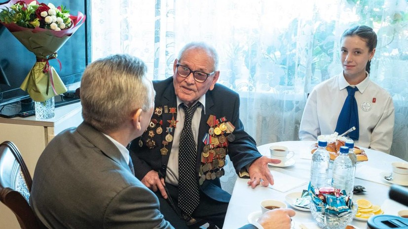 Глава Тюменской области Моор вручил медаль ветерану к 80-летию Победы