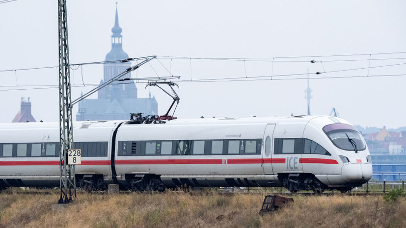 В Гамбурге скоростной поезд столкнулся с грузовиком