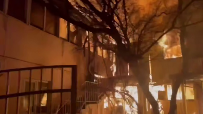 В Краснодарском крае загорелись здания пансионата на 1 тысяче квадратных метров