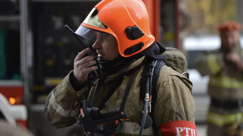 В Ростове-на-Дону на площади 1500 квадратных метров горит склад с макулатурой