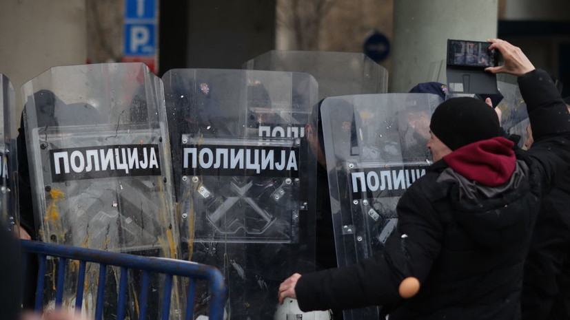 Протестующие против нового мэра в Нови-Саде забросали полицейских мукой и яйцами