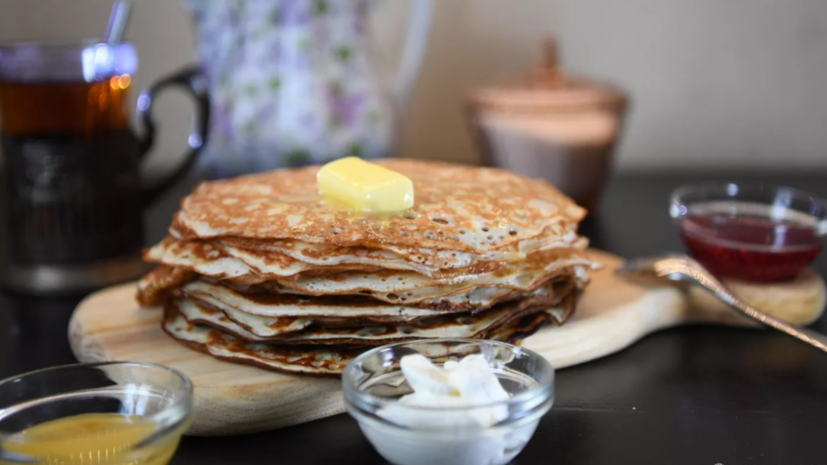Диетолог Дианова назвала сгущёнку самым вредным вариантом для начинки блинов