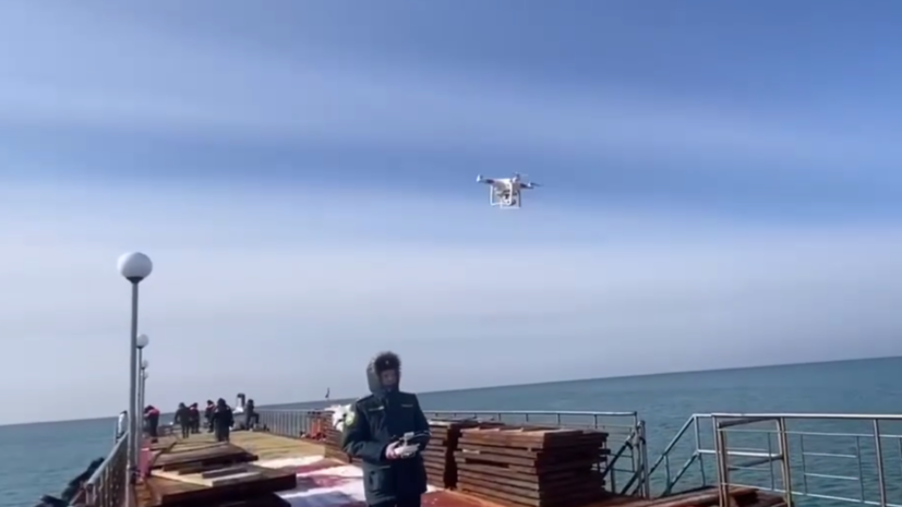 МЧС: около 200 рыбаков спасают со льдины в Охотском море