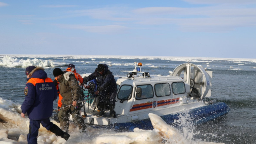 На Сахалине со льдины в Охотском море спасли 170 рыбаков