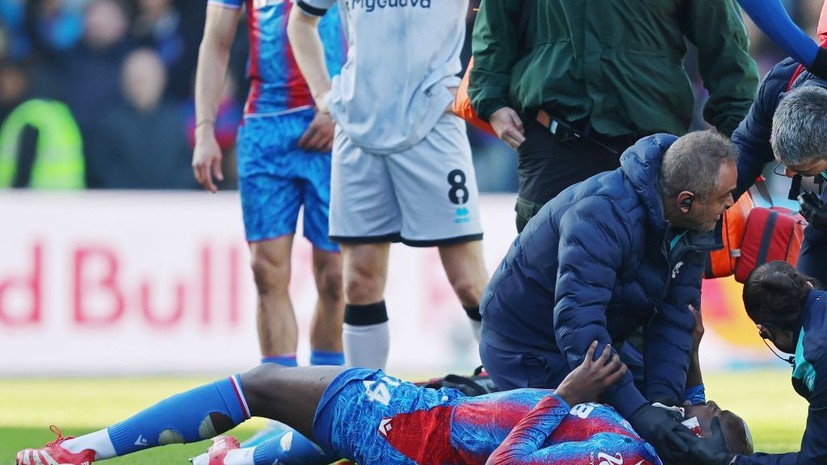Игрока «Кристал Пэлас» Матета унесли с поля на носилках после удара в голову