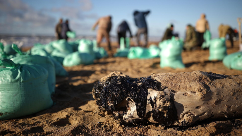 На береговой линии Анапы зафиксировали новые выбросы мазута