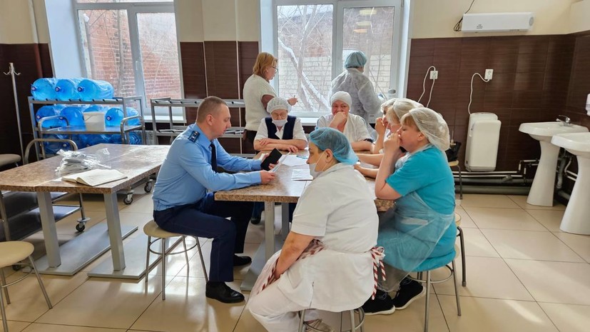 Организована проверка питания: из общежития лицея в Екатеринбурге с гастроэнтеритом госпитализированы 28 человек