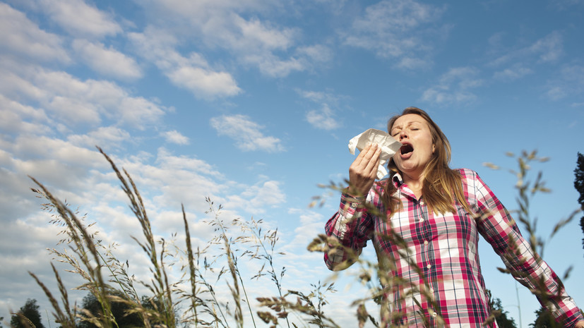 Врач Звонков: сдерживая чихание, можно травмировать лёгкое