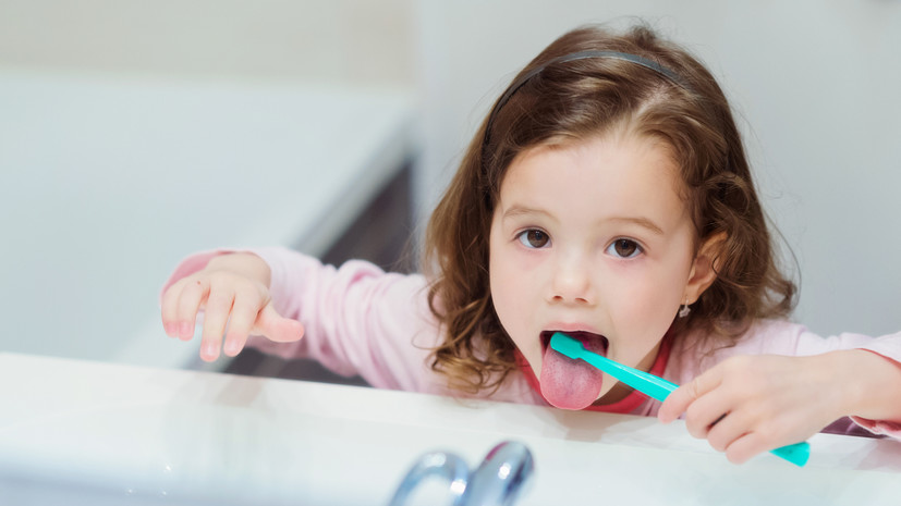 Стоматолог Созинова: уход за полостью рта должен включать и очищение спинки языка