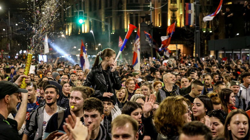 Протестующие в Белграде перекрыли улицы у здания администрации Вучича