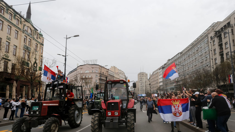 Протестующие в Белграде заблокировали крупнейшую транспортную развязку