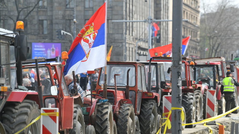 Колонна из 100 тракторов протестующих фермеров выдвинулась в центр Белграда