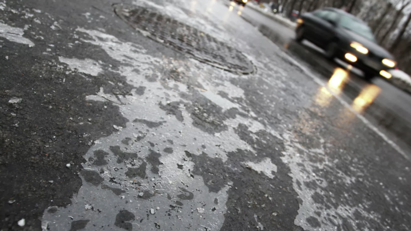 Водителей в Москве предупредили о гололедице и снеге на улицах города