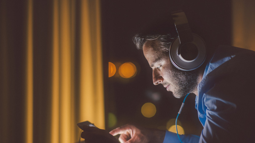 Врач Вылегжанина: прослушивание громкой музыки в наушниках может влиять на слух