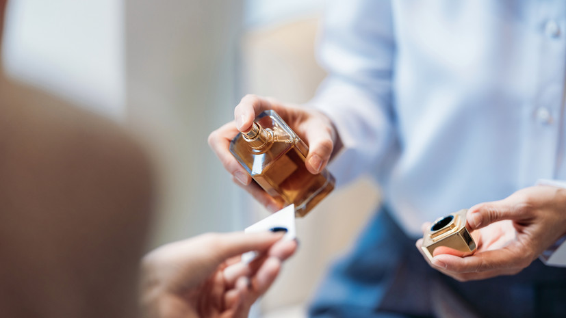 Юрист Соколова: покупатель имеет право использовать тестер в парфюмерном магазине