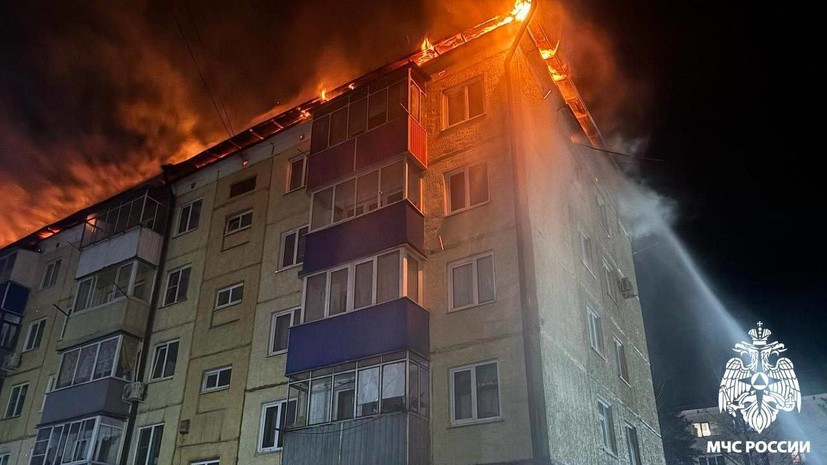 МЧС: в Междуреченске на площади 900 квадратных метров горит кровля пятиэтажки