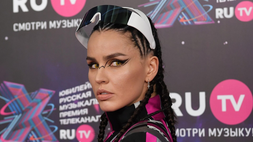 Певица Zivert нанесла первый удар в матче «Локомотив» — «Зенит»