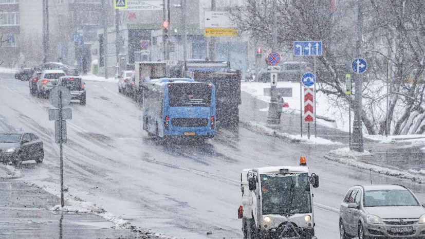 Автоэксперт призвал перенять стиль езды дальнобойщиков на фоне снега и гололёда