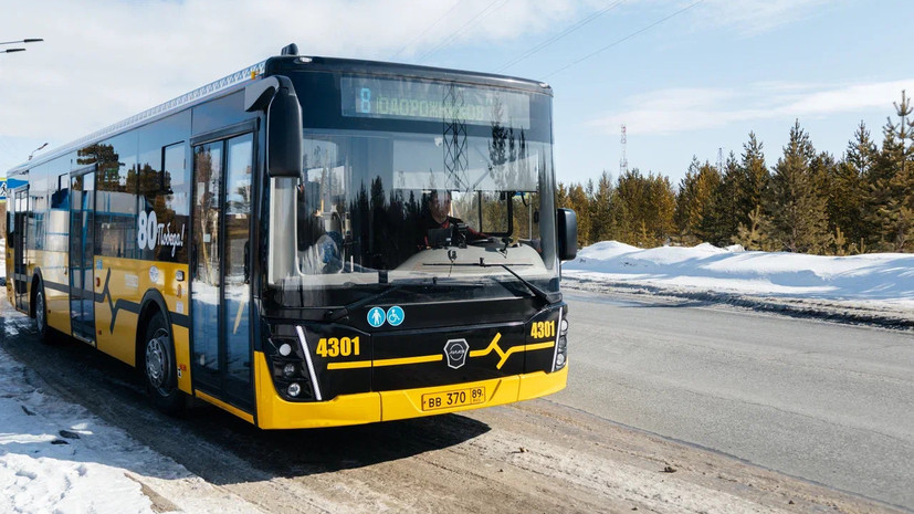 Автобусы на Ямале украсили в честь 80-летия Победы