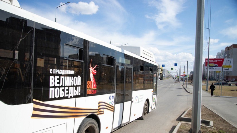В Кургане к 80-летию Победы начали украшать пассажирские автобусы