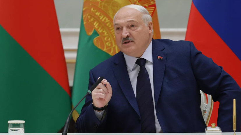 Лукашенко рассказал, что в 2010 году сыграл в одной пятёрке с Гретцки