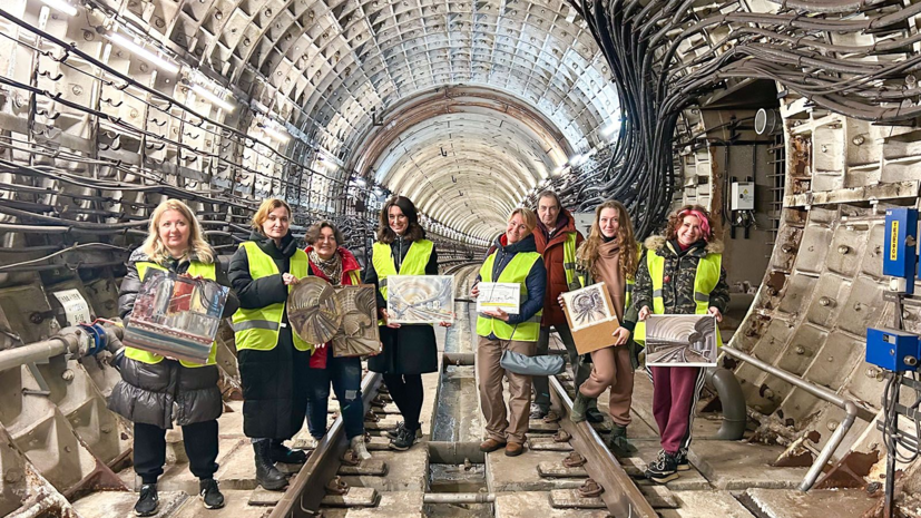 На станции «Шелепиха» в Москве участники проекта «Искусство в метро» создали картины