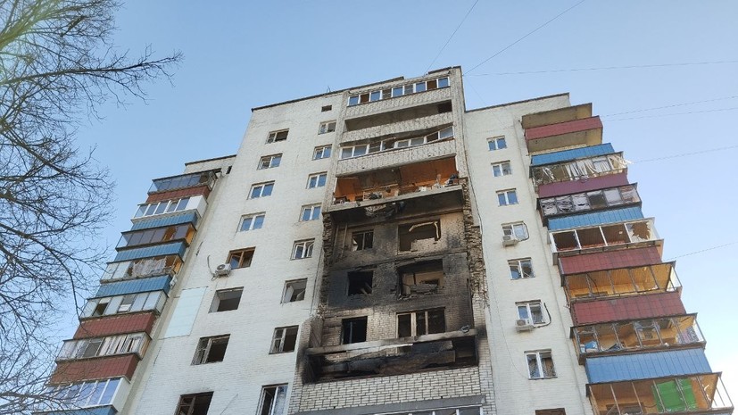 Появилось видео с повреждённой многоэтажкой после ночных ударов в Курске