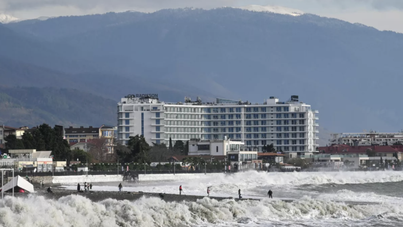 Мэр Сочи: в морской воде следов мазута не обнаружено