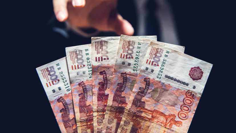 Выселившая трёх детей в баню в Ленобласти мать имела долги на сотни тысяч рублей