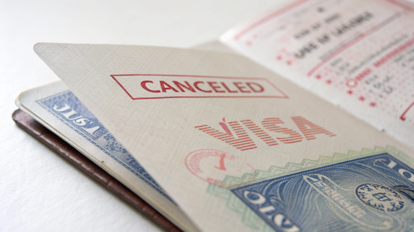 Посольство в Киеве напомнило украинцам, что США могут аннулировать их визы