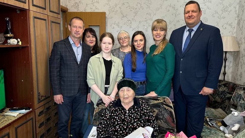 В ХМАО поздравили со 100-летием труженика тыла и ветерана труда Нигманову