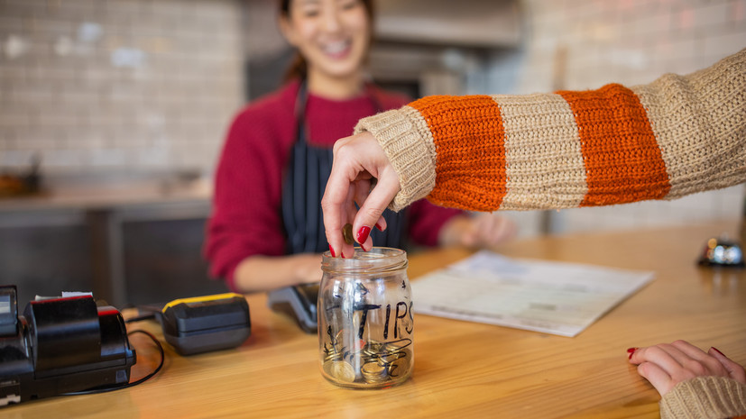 Порядка 20% россиян раз в неделю оставляют чаевые