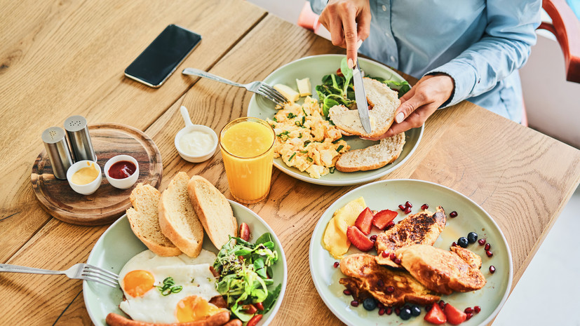 Диетолог Семирядов: белковые продукты на завтрак помогут победить тягу к сладкому