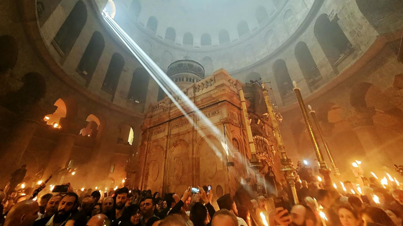 Паломники в храме Гроба Господня в Иерусалиме ждут сошествия Благодатного огня