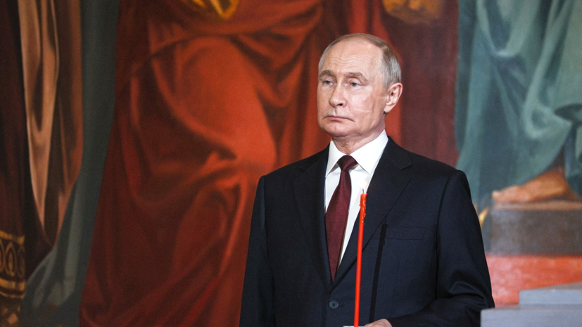 Путин подарил патриарху Кириллу пасхальное яйцо из фарфора
