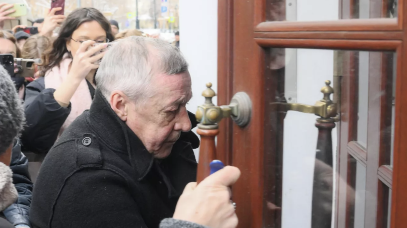 КП: Ефремов ограничил выходы из дома из-за внимания СМИ