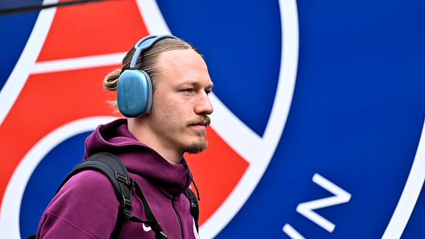 Сафонов «выгулял себя на поводке» возле Эйфелевой башни