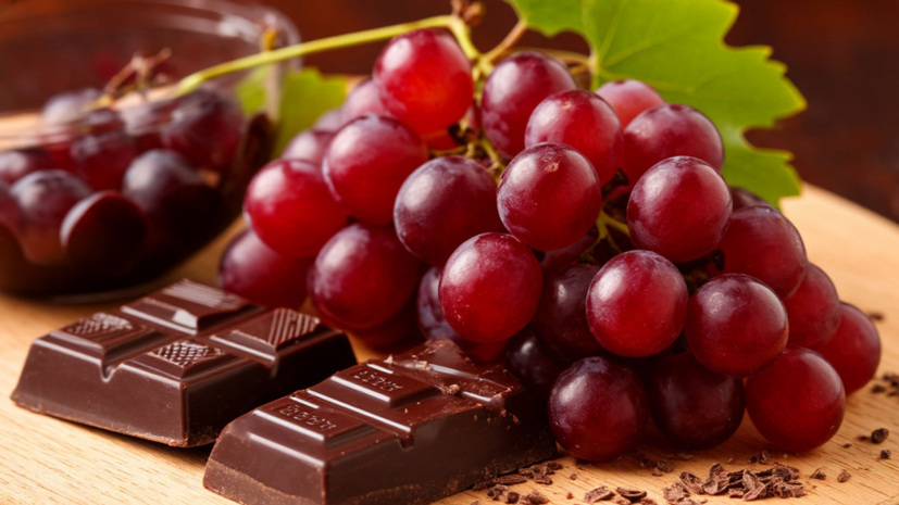 Диетолог Дианова назвала красный виноград и тёмный шоколад полезными для сердца