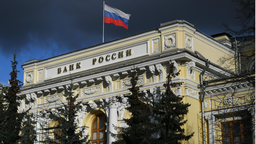 Банк России повысил курс доллара на 90 копеек