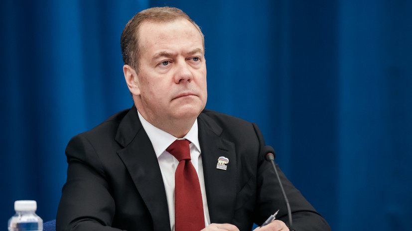 Медведев: россияне непобедимы, пока помнят о Победе