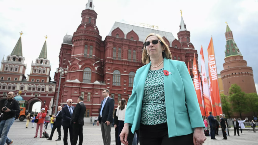 Посол США Трейси возложила цветы к Могиле Неизвестного Солдата в Москве