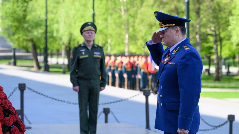 Краснов возложил цветы к Могиле Неизвестного Солдата в Александровском саду