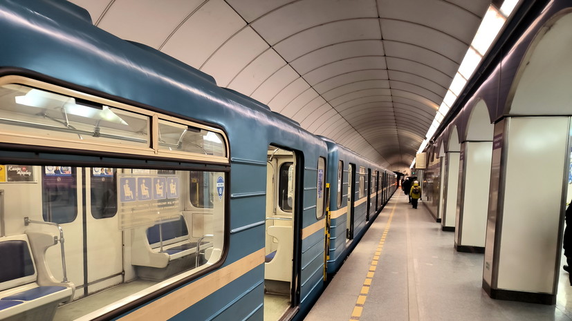 В Санкт-Петербурге приостановили движение по синей ветке метро